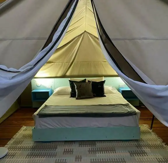 Standard Tent, El Embrujo