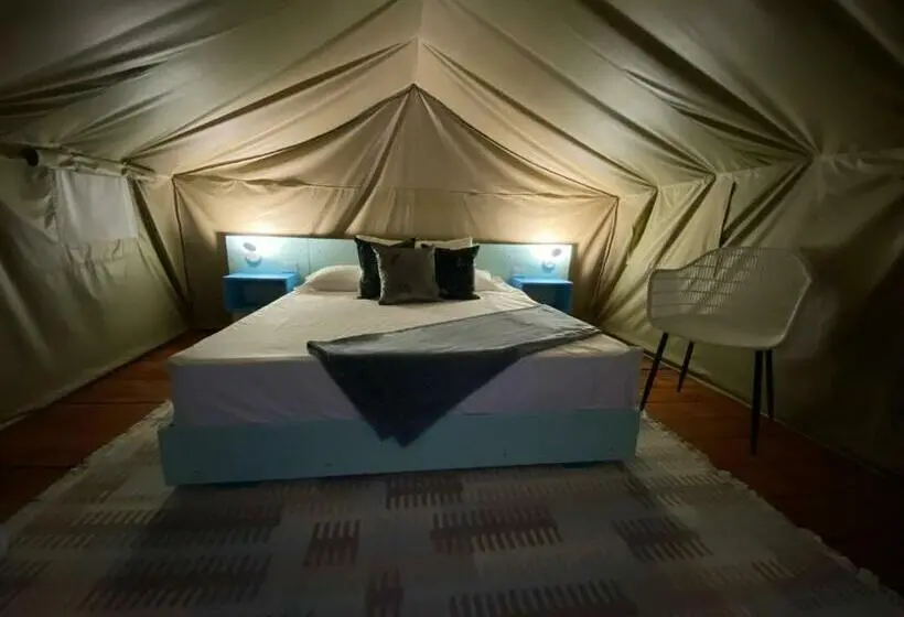 Standard Tent, El Embrujo