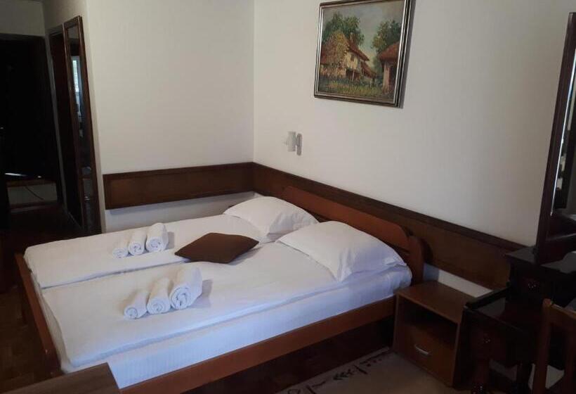 اتاق استاندارد با چشم‌انداز دریاچه, Trayal