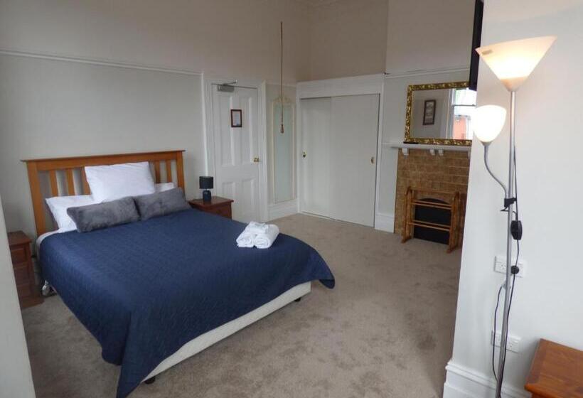 اتاق استاندارد سه نفره, Sahara Guest House