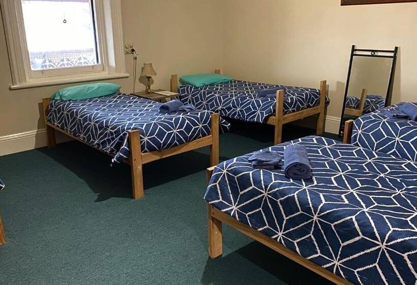 家庭间, The Grand Hotel Millicent