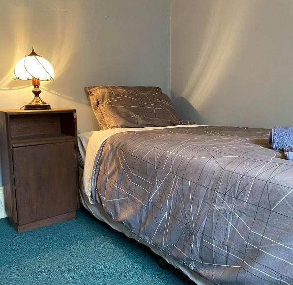 标准单人间, The Grand Hotel Millicent