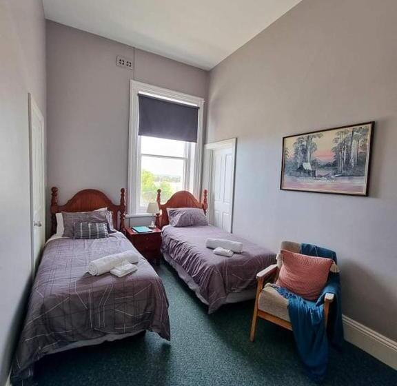 经济房, The Grand Hotel Millicent