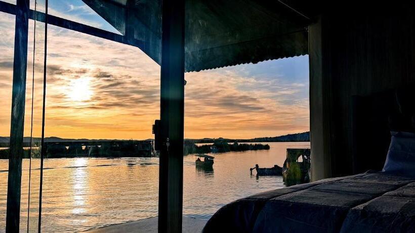 Suite with lake view, Titicaca
