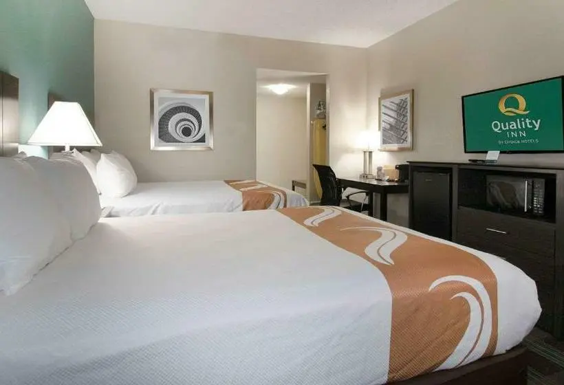 ２ダブルベッドのスタンダードルーム, Quality Inn Roseville Detroit North