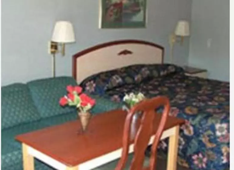 キングサイズベッドのスタンダードルーム, Budget Inn & Suites  Talladega