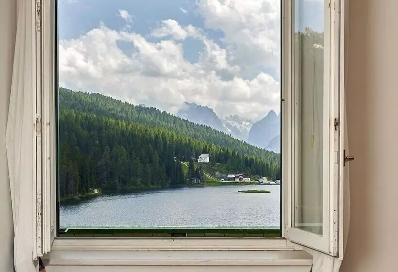 اتاق استاندارد با چشم‌انداز دریاچه, Grand Hotel Misurina