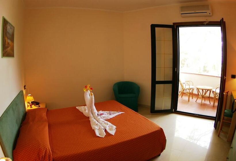 Camera Standard con Balcone, Village Eden