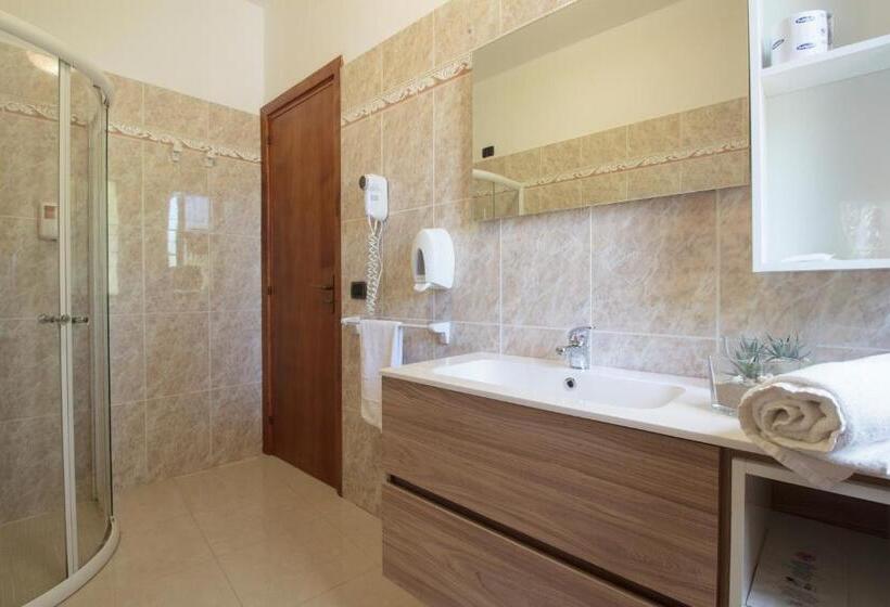 이코노미 트리플 룸, Village Eden