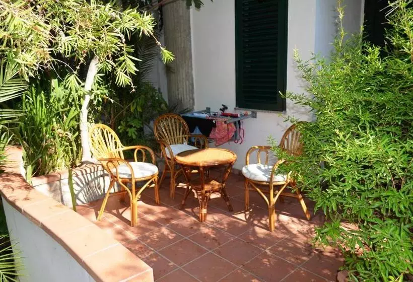 Camera Tripla Classica con Balcone, Village Eden
