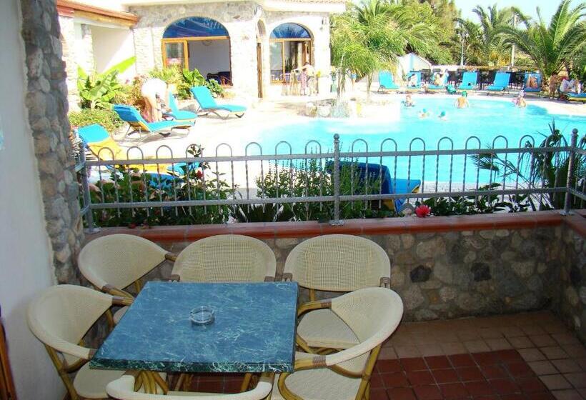 침실 1개 풀장 전망 아파트, Village Eden