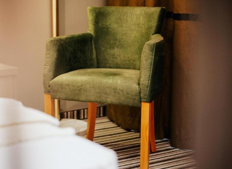 استودیو استاندارد با چشم‌انداز استخر, Am Palace