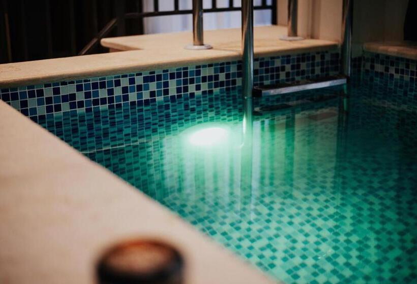 سوییت با استخر, Am Palace