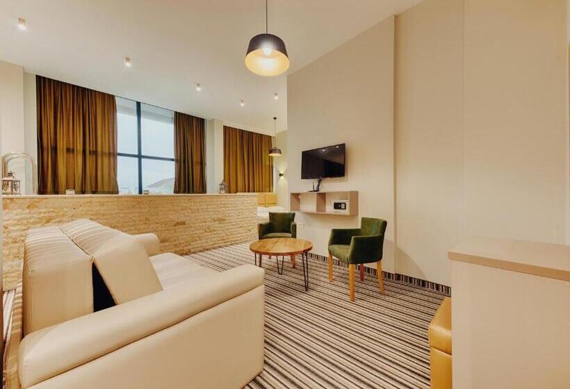 سوییت با استخر, Am Palace