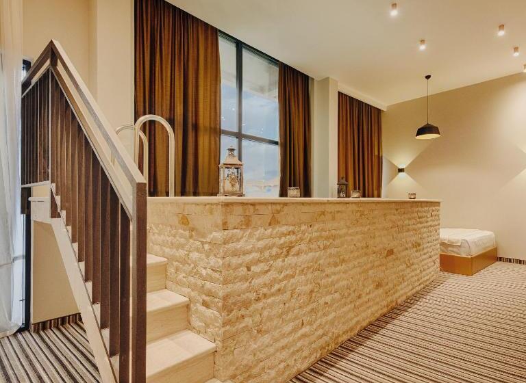 سوییت با استخر, Am Palace