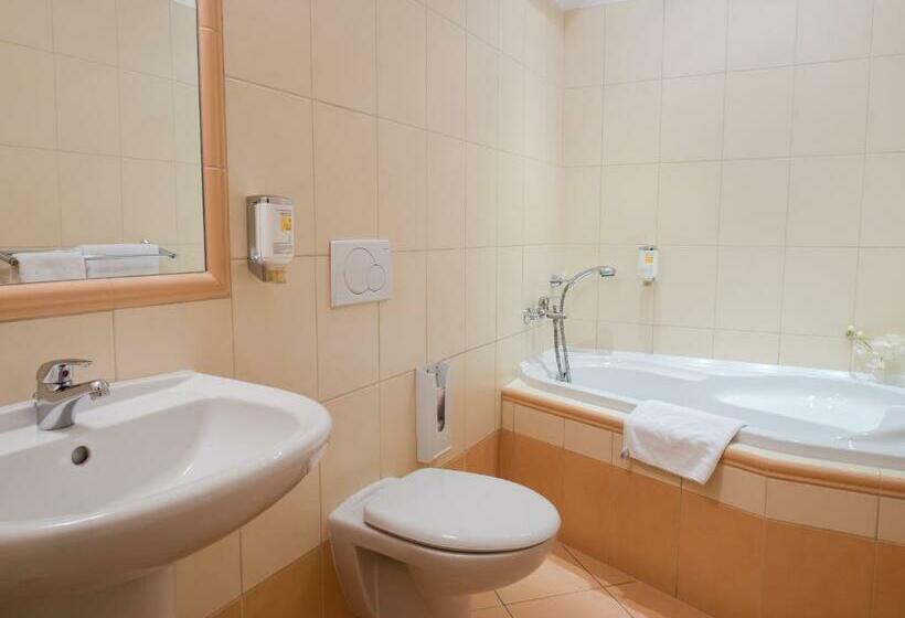 סוויטת ג'וניור, Cvilín