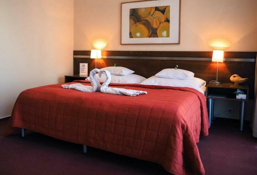 סוויטת ג'וניור, Cvilín