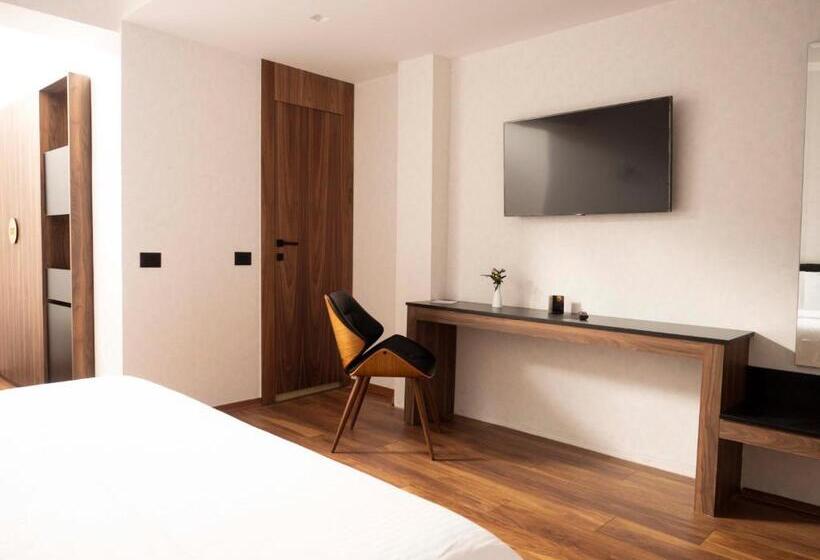 חדר משפחתי, Select Hill Resort