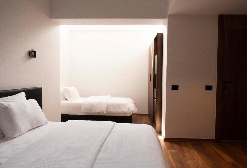 חדר משפחתי, Select Hill Resort