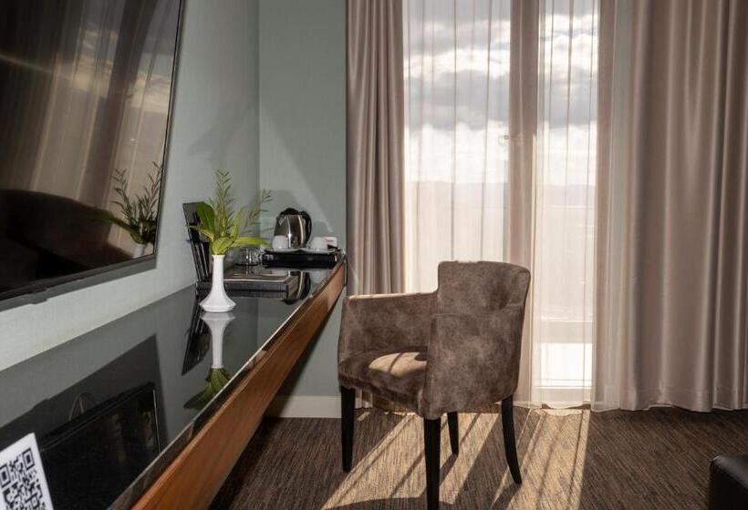 חדר סטנדרט נוף לבריכה, Select Hill Resort