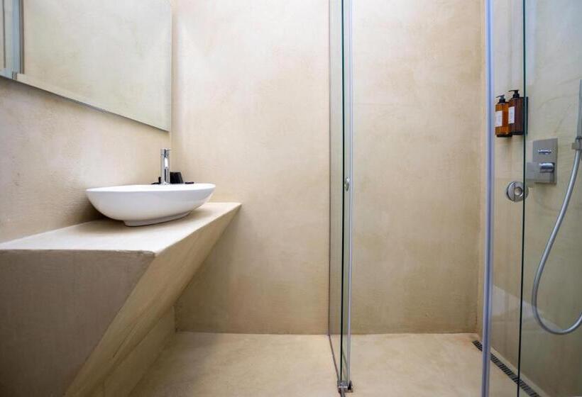 חדר משפחתי, Select Hill Resort