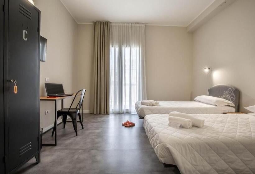 Трехместный Номер Стандарт с Балконом, Piccolo Catalunya Hostel