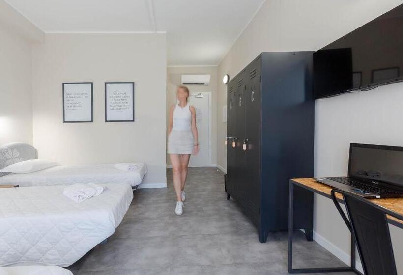 Трехместный Номер Стандарт с Балконом, Piccolo Catalunya Hostel
