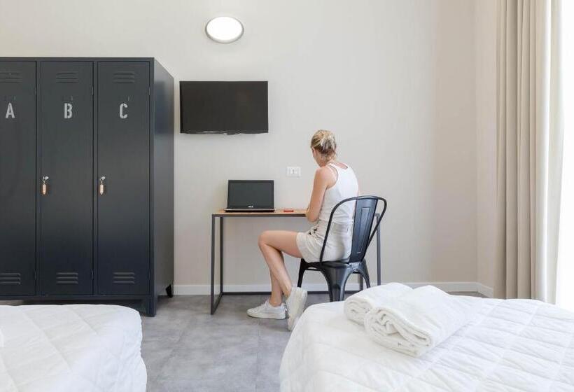 Трехместный Номер Стандарт с Балконом, Piccolo Catalunya Hostel