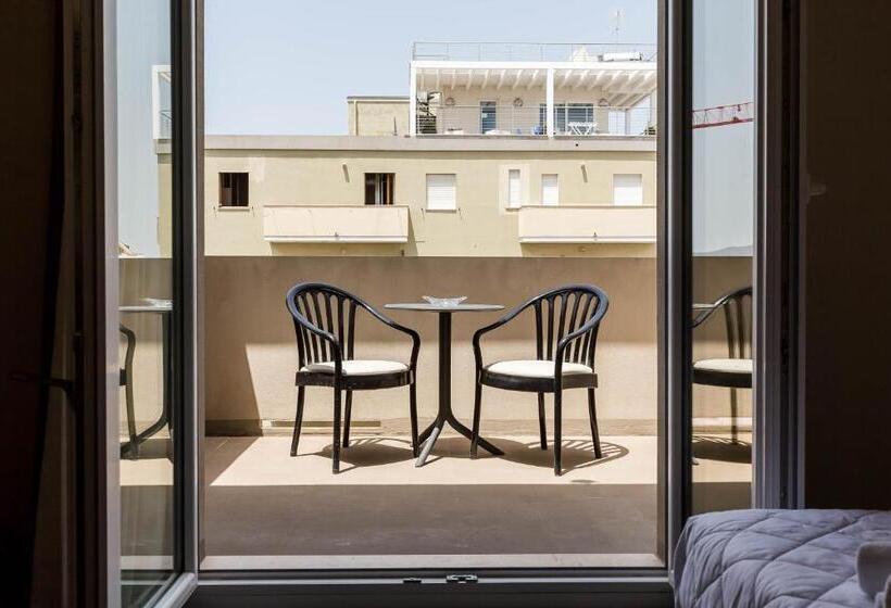 Трехместный Номер Стандарт с Балконом, Piccolo Catalunya Hostel