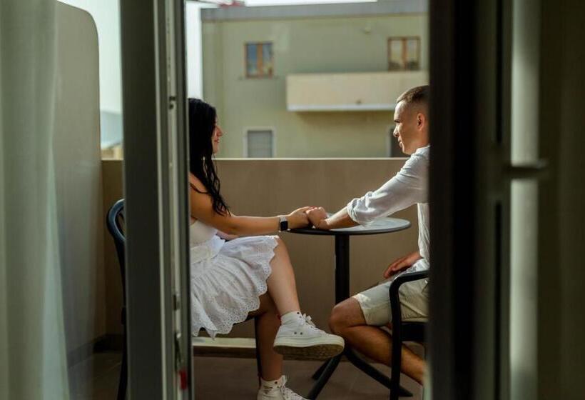 Трехместный Номер Стандарт с Балконом, Piccolo Catalunya Hostel