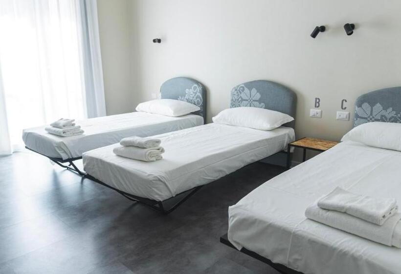 Трехместный Номер Стандарт с Балконом, Piccolo Catalunya Hostel