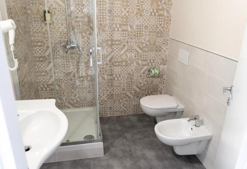 Трехместный Номер Стандарт с Балконом, Piccolo Catalunya Hostel