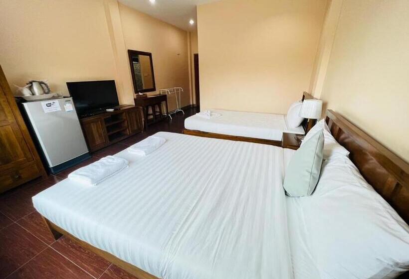 Quarto Triplo Deluxe, Baan Suan Khun Yaiy