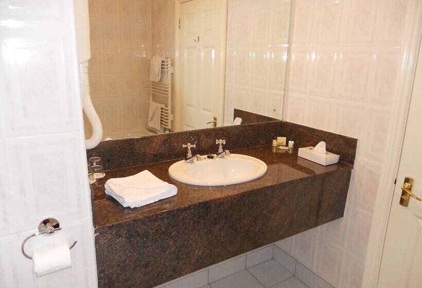 패밀리 룸, Rhu Glenn