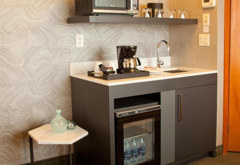 스위트 킹사이즈 침대, Silver Cloud Hotel   Mukilteo Waterfront