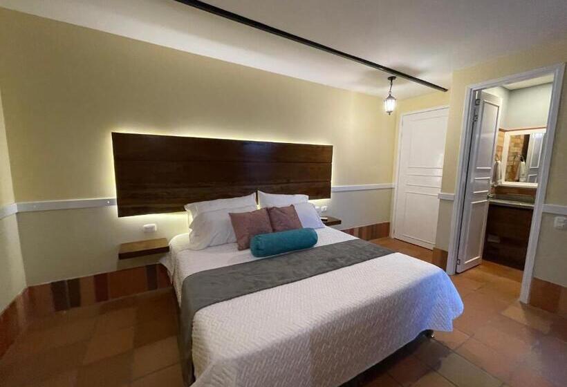 اتاق لوکس, Campestre Manoa