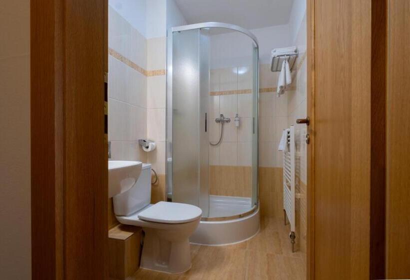 标准单人间, Mohelnice