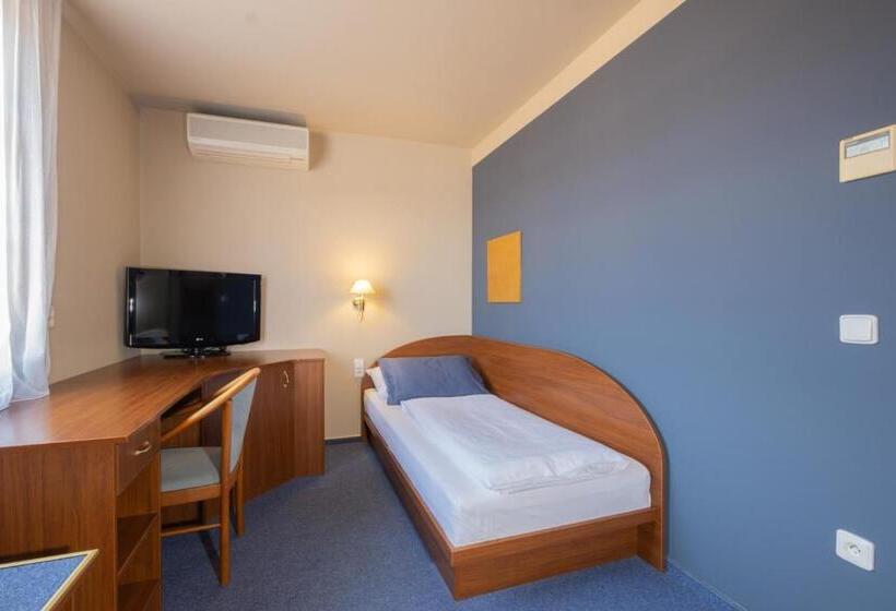 标准单人间, Mohelnice