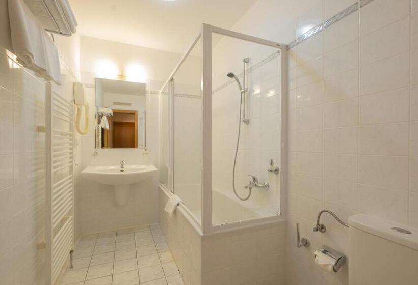 高级大房间, Mohelnice