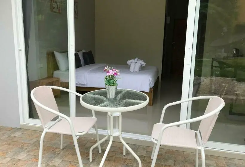 スーペリアールーム, Snooze Inn Phuket   Free Shuttle To Bang Rong Pier