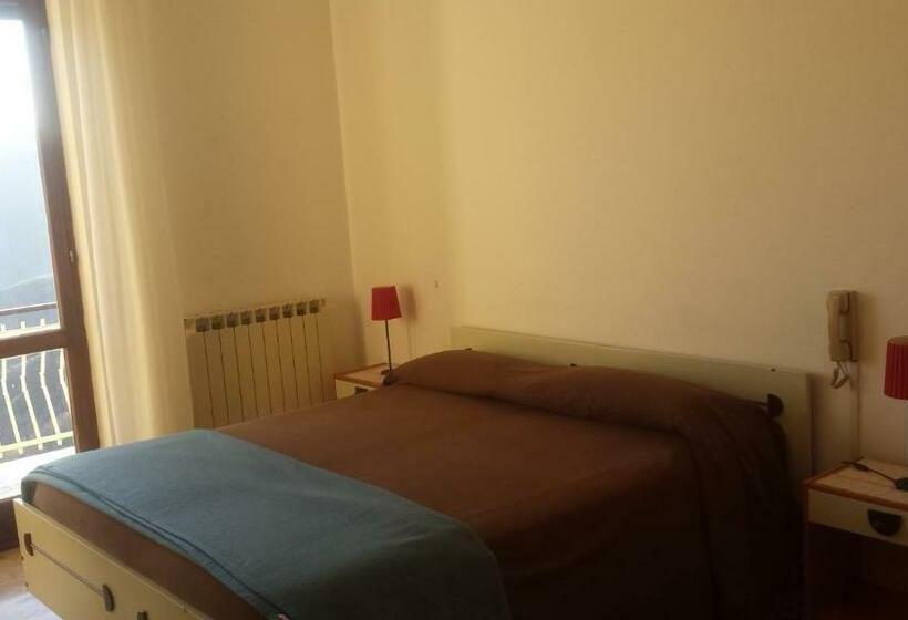 חדר סטנדרט לשלושה, Albergo Al Sole Ad Aquila Di Arroscia Im A Trenta Chilometri Dal Mare