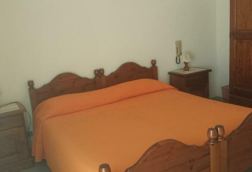 חדר סטנדרט עם מרפסת, Albergo Al Sole Ad Aquila Di Arroscia Im A Trenta Chilometri Dal Mare