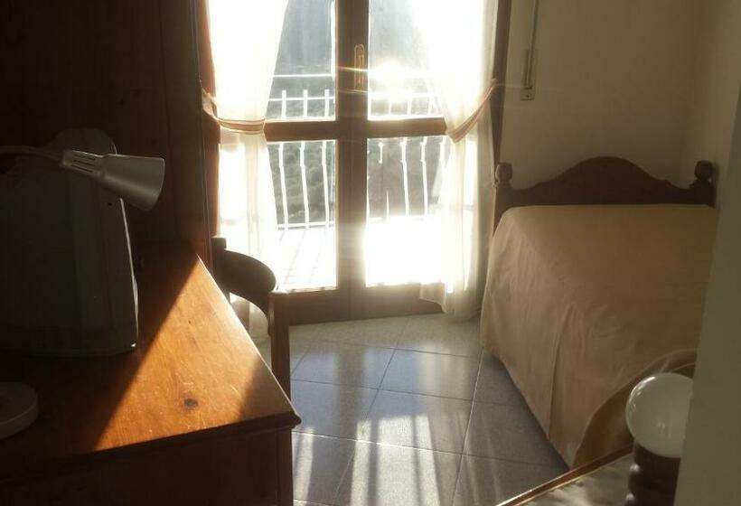 Номер Стандарт Индивидуальный с Балконом, Albergo Al Sole Ad Aquila Di Arroscia Im A Trenta Chilometri Dal Mare
