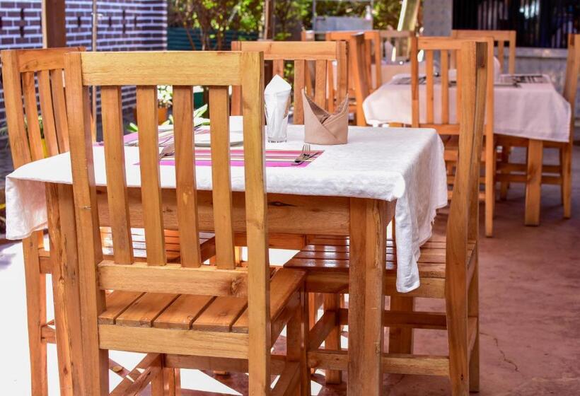 스탠다드 룸 킹사이즈 침대, Mzunguu Safari Lodge