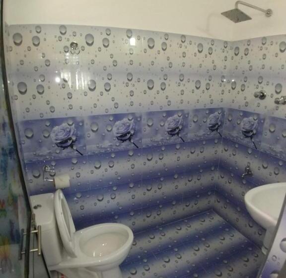 이코노미 룸, Mahee House