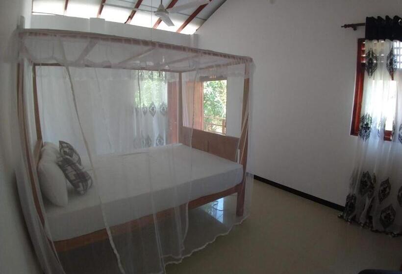 이코노미 룸, Mahee House