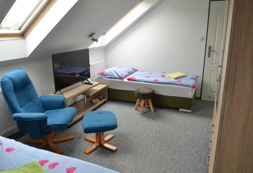 חדר סטנדרט לשלושה, Penzion Aura