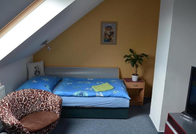 חדר סטנדרט לשלושה, Penzion Aura