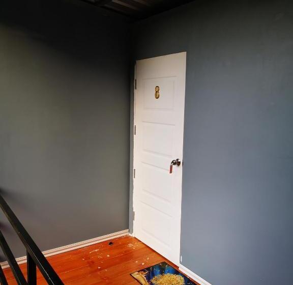 חדר משפחתי, Rai Eingpu