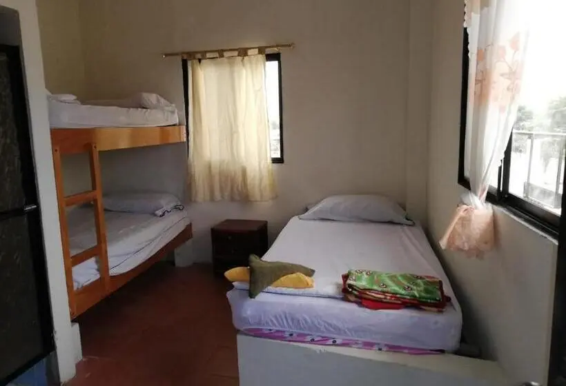 スタンダードトリプルルーム, Auto Hostal Jaramisol